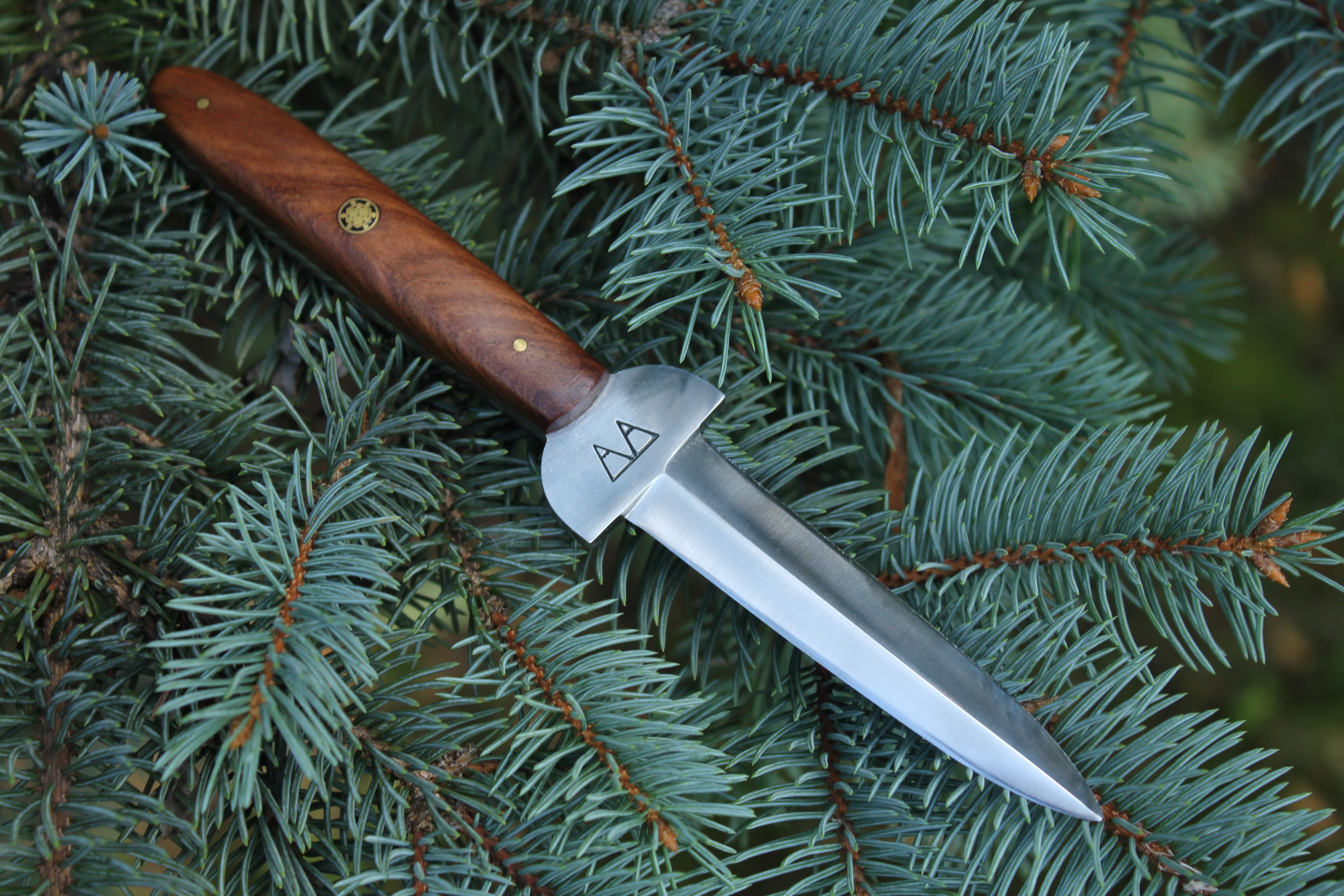 A dagger with a Mukwa handle.